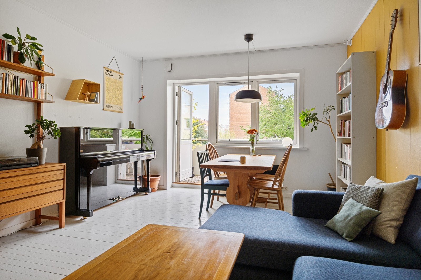 Romslig stue med god plass til både sofa og spisebord. Galleribilde