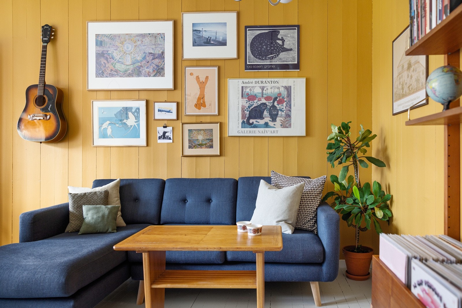 Stilrent oppusset med malte originale tregulv og malt panel på vegger. Galleribilde