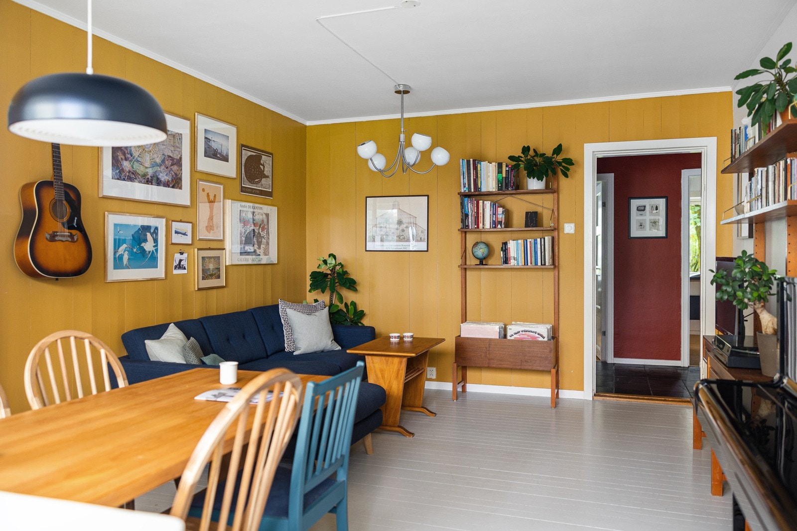 Stilrent oppusset med malte originale tregulv og malt panel på vegger. Galleribilde