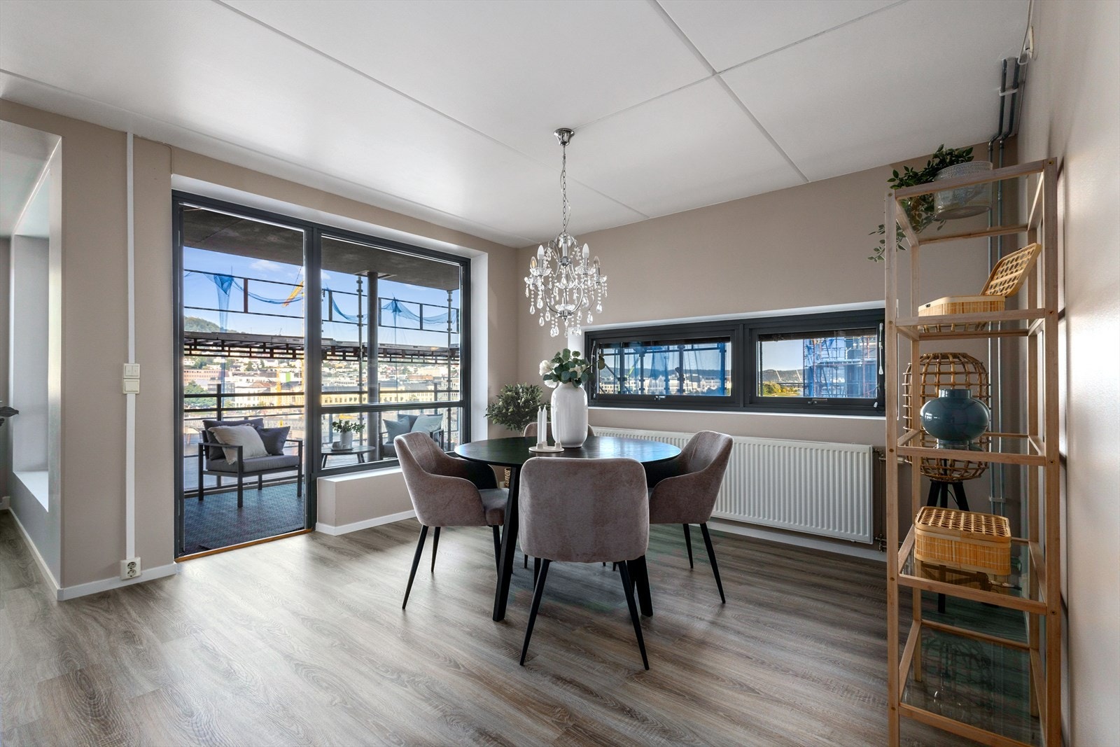 I tilknytning til kjøkkenet er det en perfekt plass til spisebord. Galleribilde