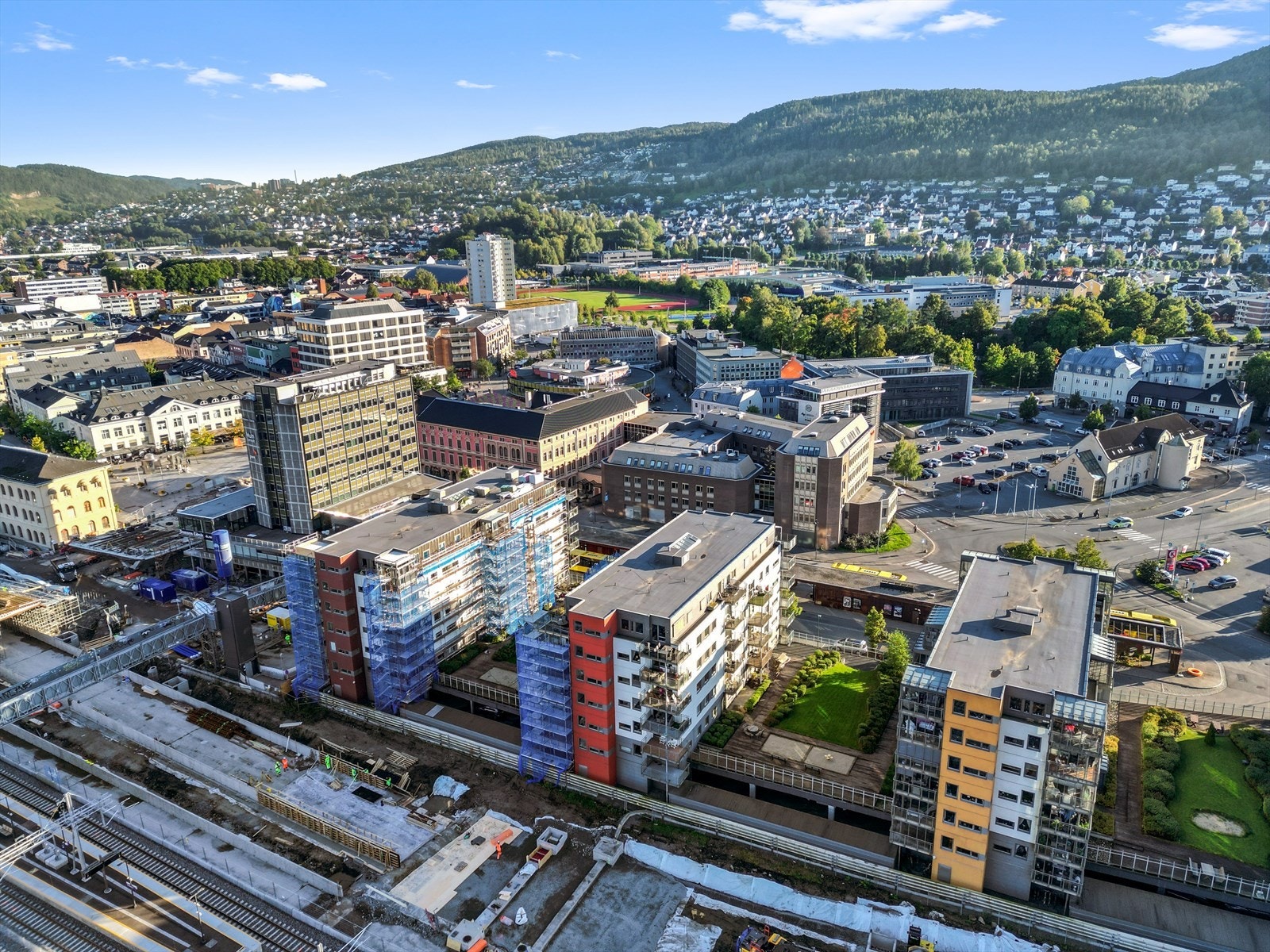 Leiligheten ligger i et område under stor utvikling. Det planlegges boliger, butikker, serverings- og kulturtilbud. Galleribilde