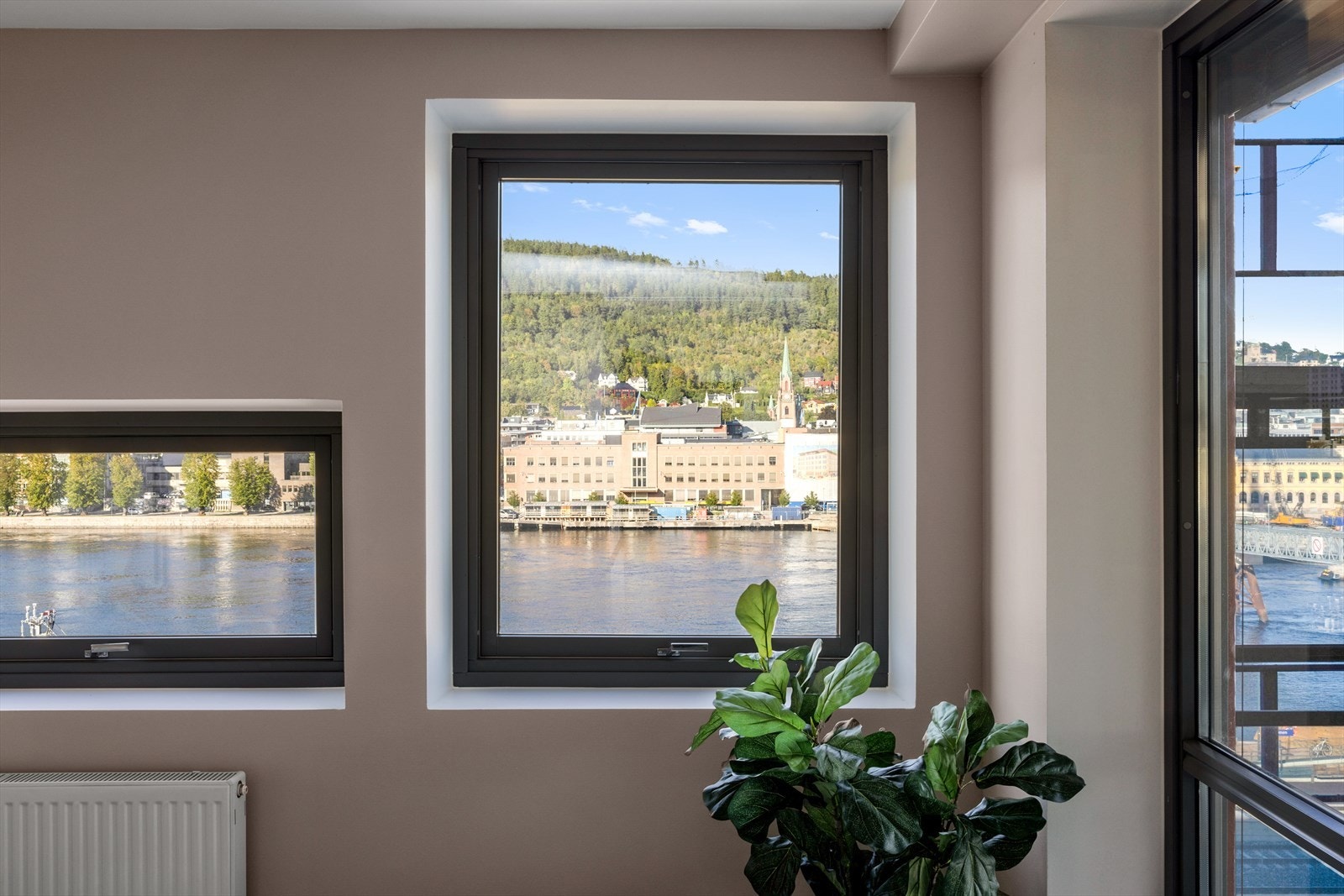 Det er kort vei til Bragernes hvor du har tursti opp mot Spiralen og innover i Drammensmarka. Det er også kort vei til ski og turmuligheter i Strømsåsen med lysløyper. Galleribilde