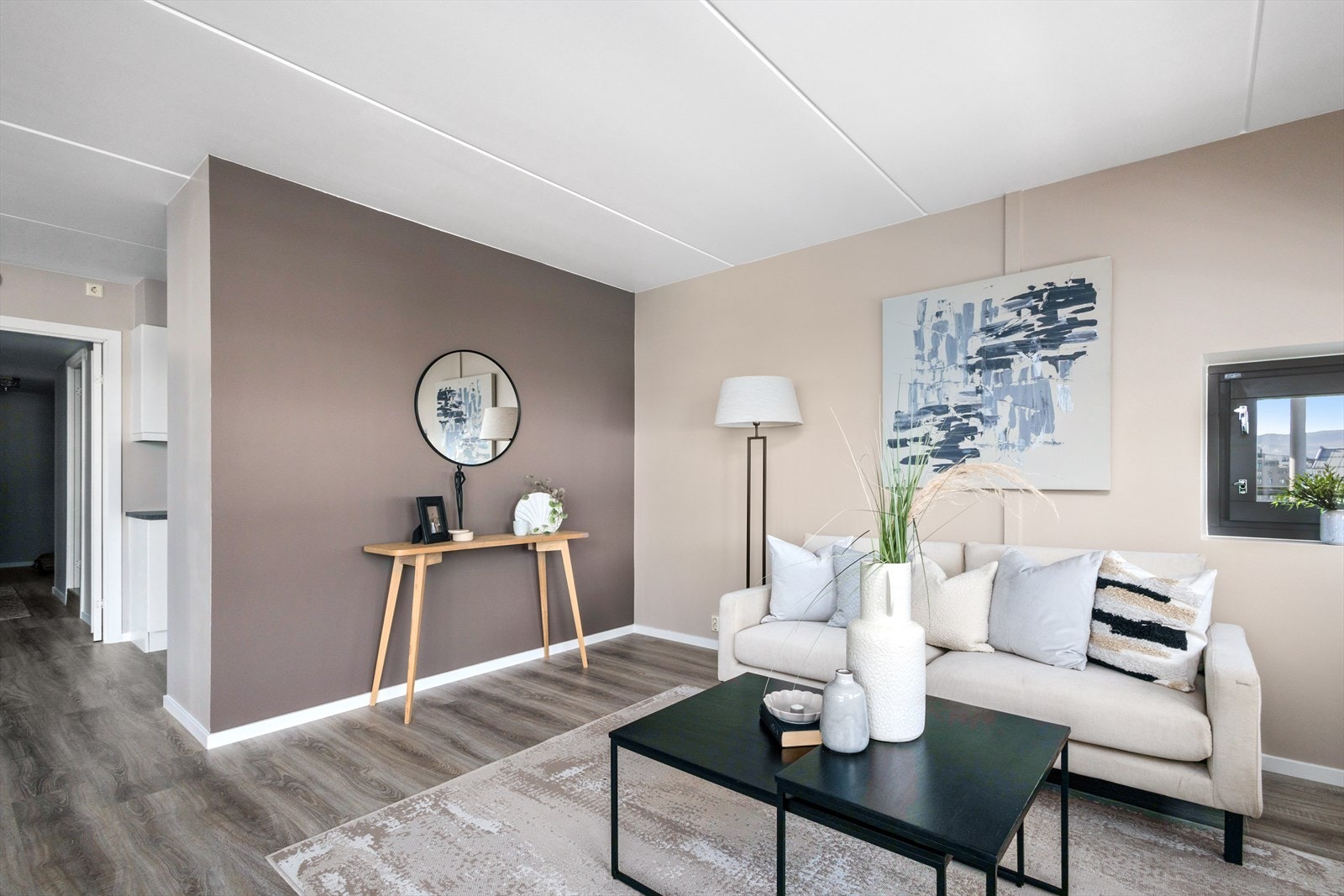 Leiligheten har en stor, lys og luftig stue med gode møbleringsmuligheter. Galleribilde