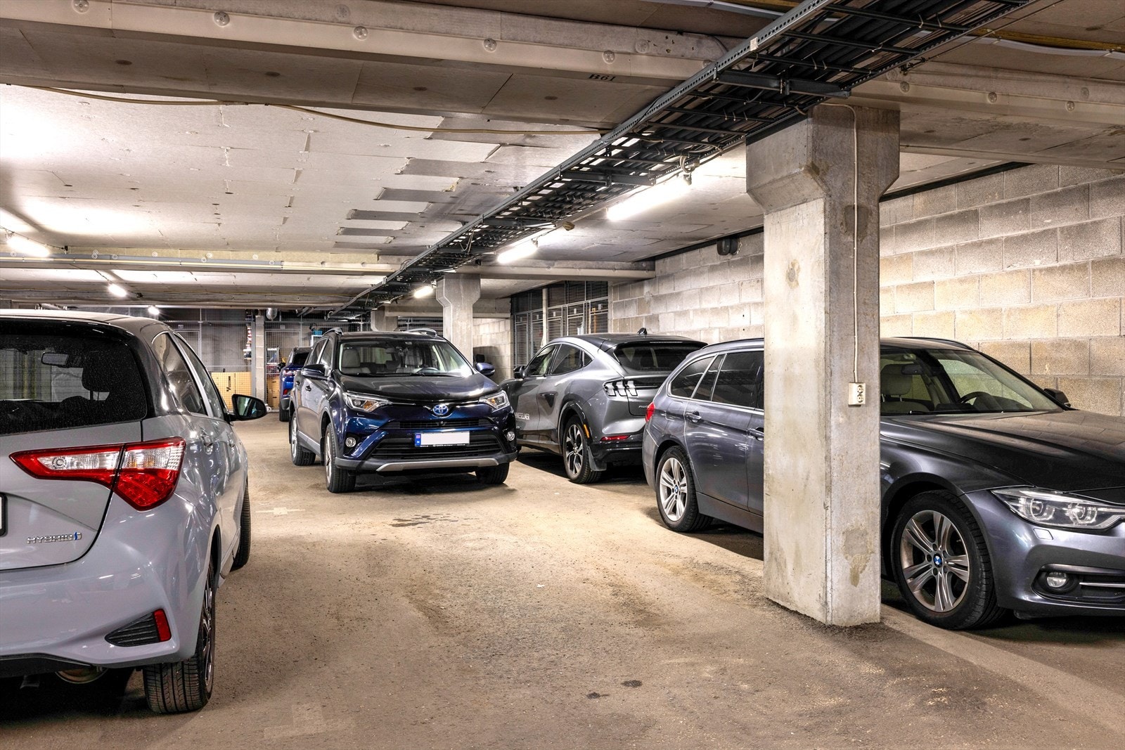 Leiligheten har en biloppstillingsplass i fellesgarasjeanlegg. Galleribilde