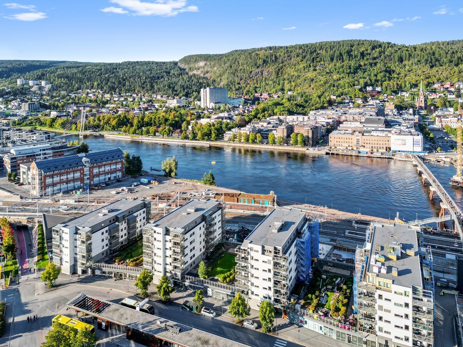 Eiendommen ligger meget sentralt ved elvebredden i Drammen, i umiddelbar nærhet både til Union Brygge, Strømsø Torg og Bragernes torg. Galleribilde