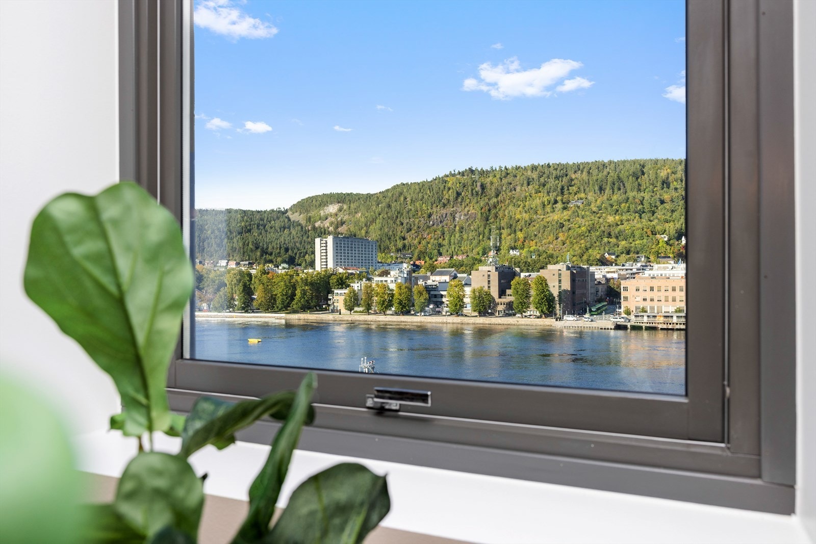 Fantastisk utsikt over elven og byen, omgitt av skogkledde åser. Galleribilde