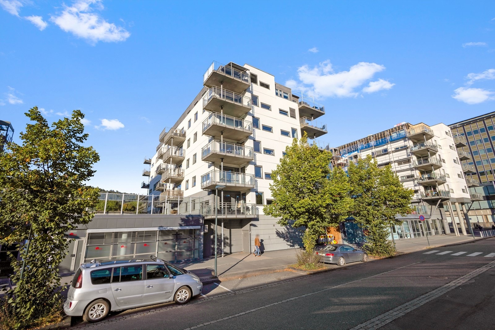 Leiligheten ligger sentralt til rett ved bussterminalen og jernbanestasjonen. Galleribilde