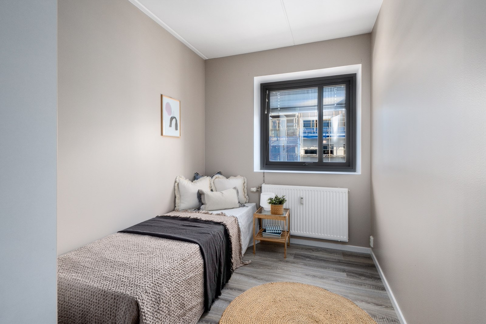 Soverom 2 - Soverommet passer ypperlig som barnerom, gjesterom eller hjemmekontor. Alt etter ønske og behov. Galleribilde