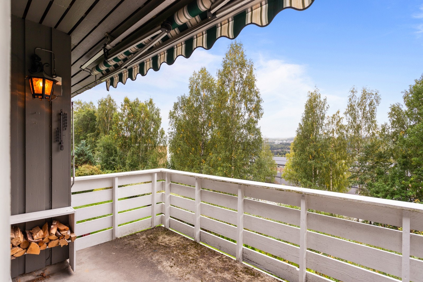 Fra stuen har du adkomst til en solrik sydvendt balkong og fint utsyn. Galleribilde