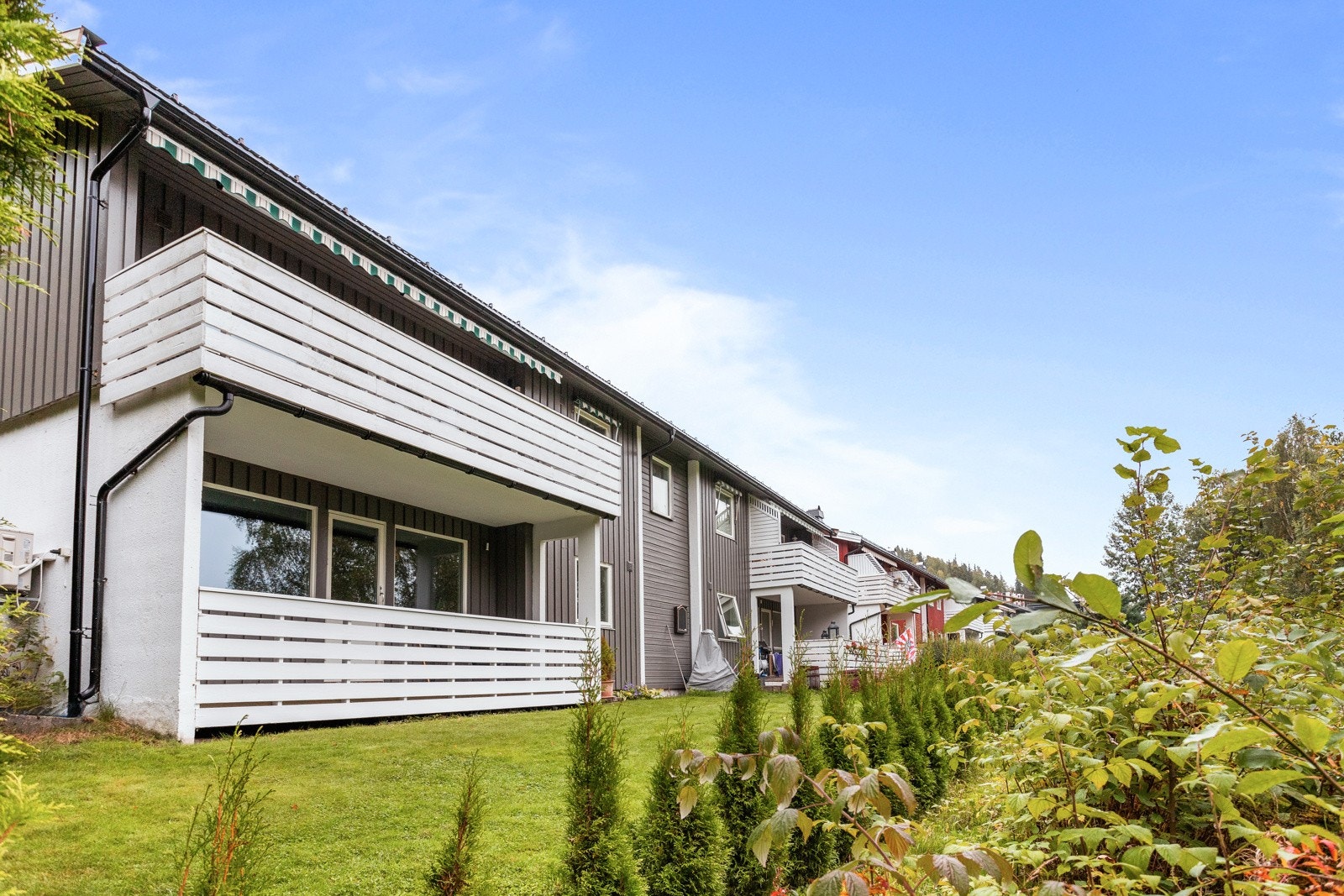 Leiligheten ligger fint til og i ett med grønn natur. Galleribilde