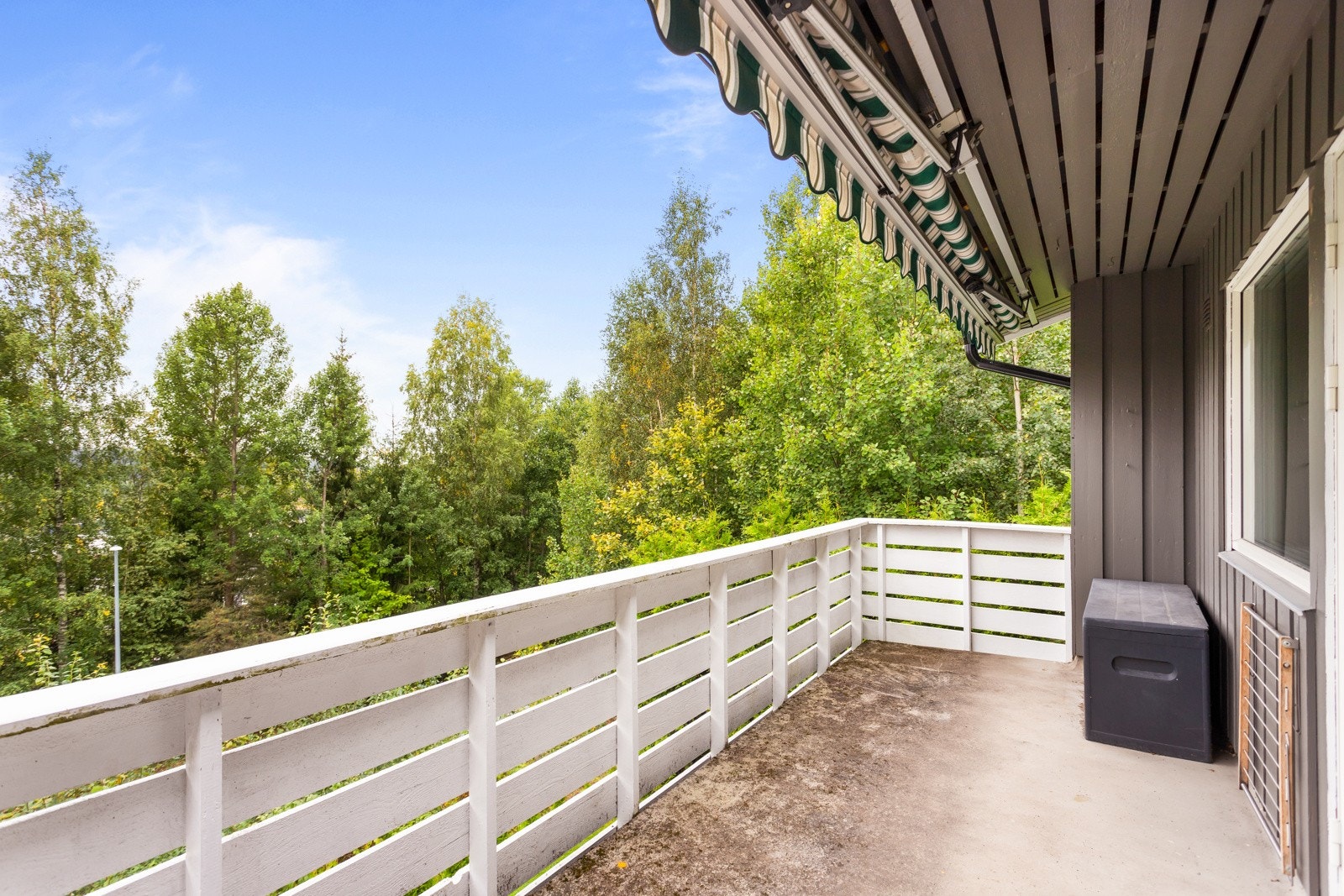 Balkongen kan innredes med utemøbler slik som sittegruppe og grill. Galleribilde