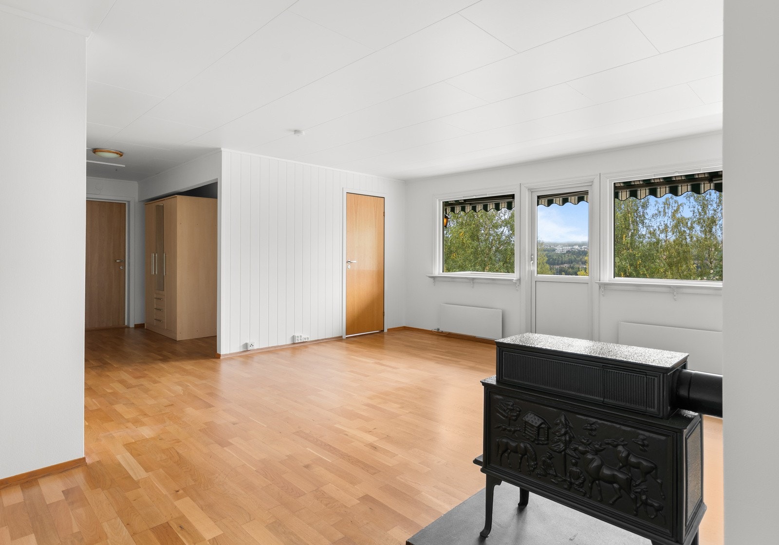 Stuen har en flott peisovn som varmer godt om kaldere årstider. Galleribilde