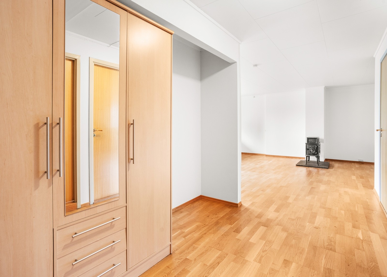 Romslig entré med plass til skap for oppbevaring av sko og yttertøy. Galleribilde