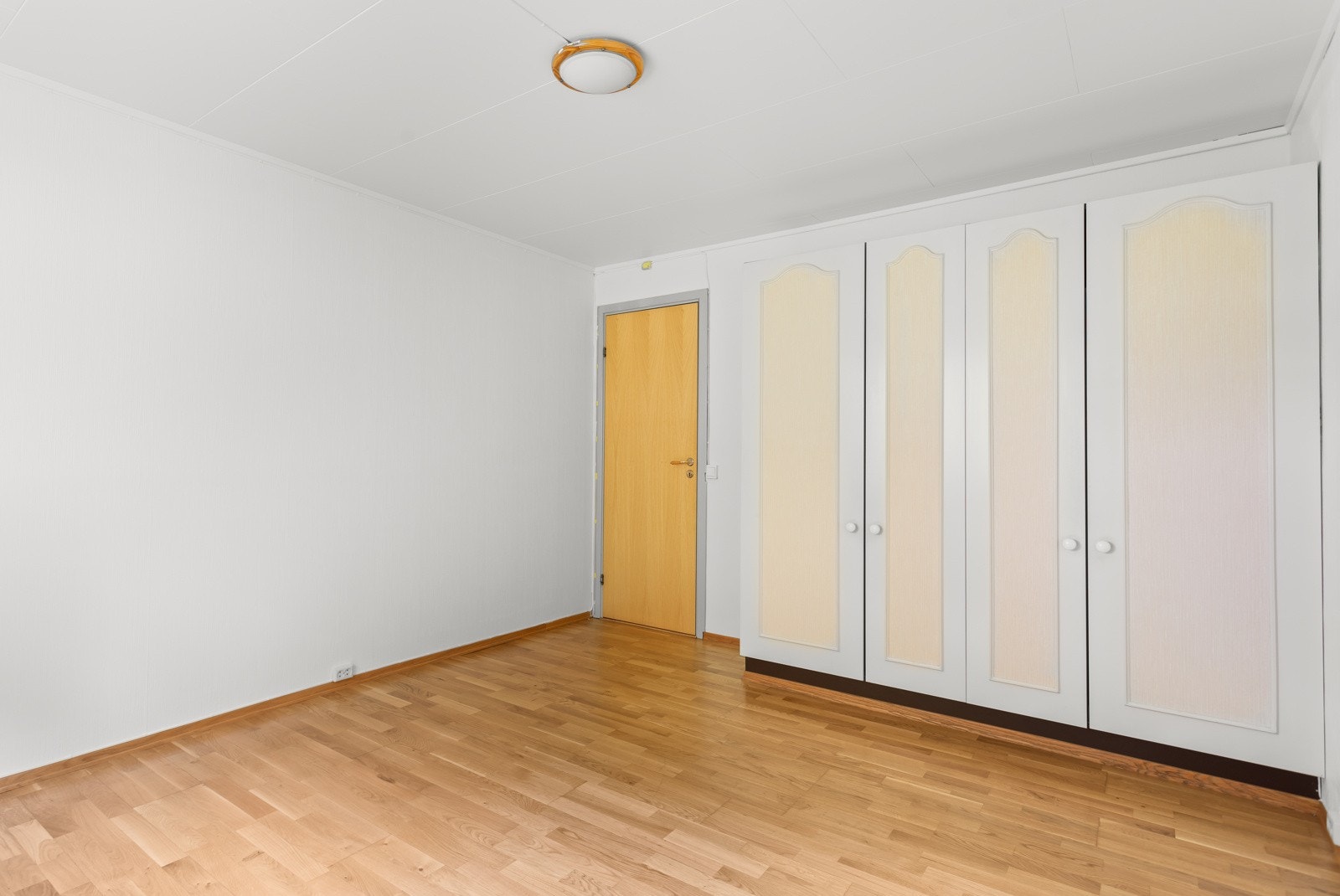 Soverommet har god størrelse og det er plass til stor seng, nattbord og garderobeskap. Galleribilde