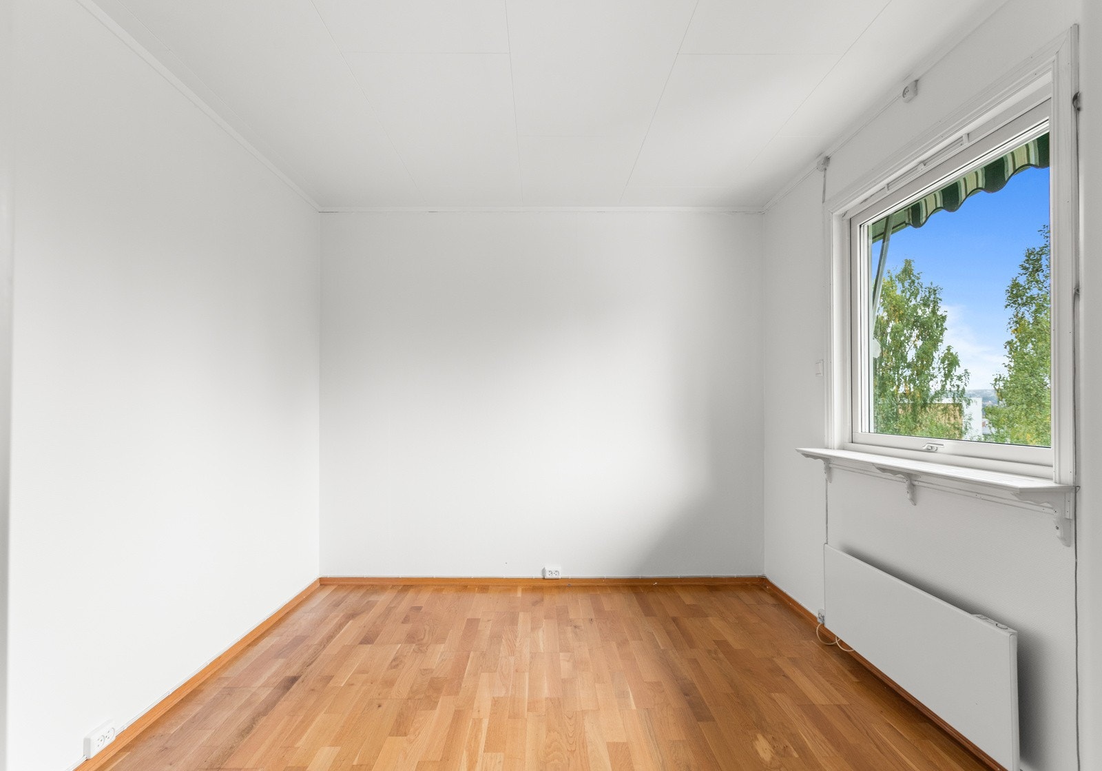 Soverommet er romslig og har plass til stor seng, nattbord og garderobeskap. Galleribilde