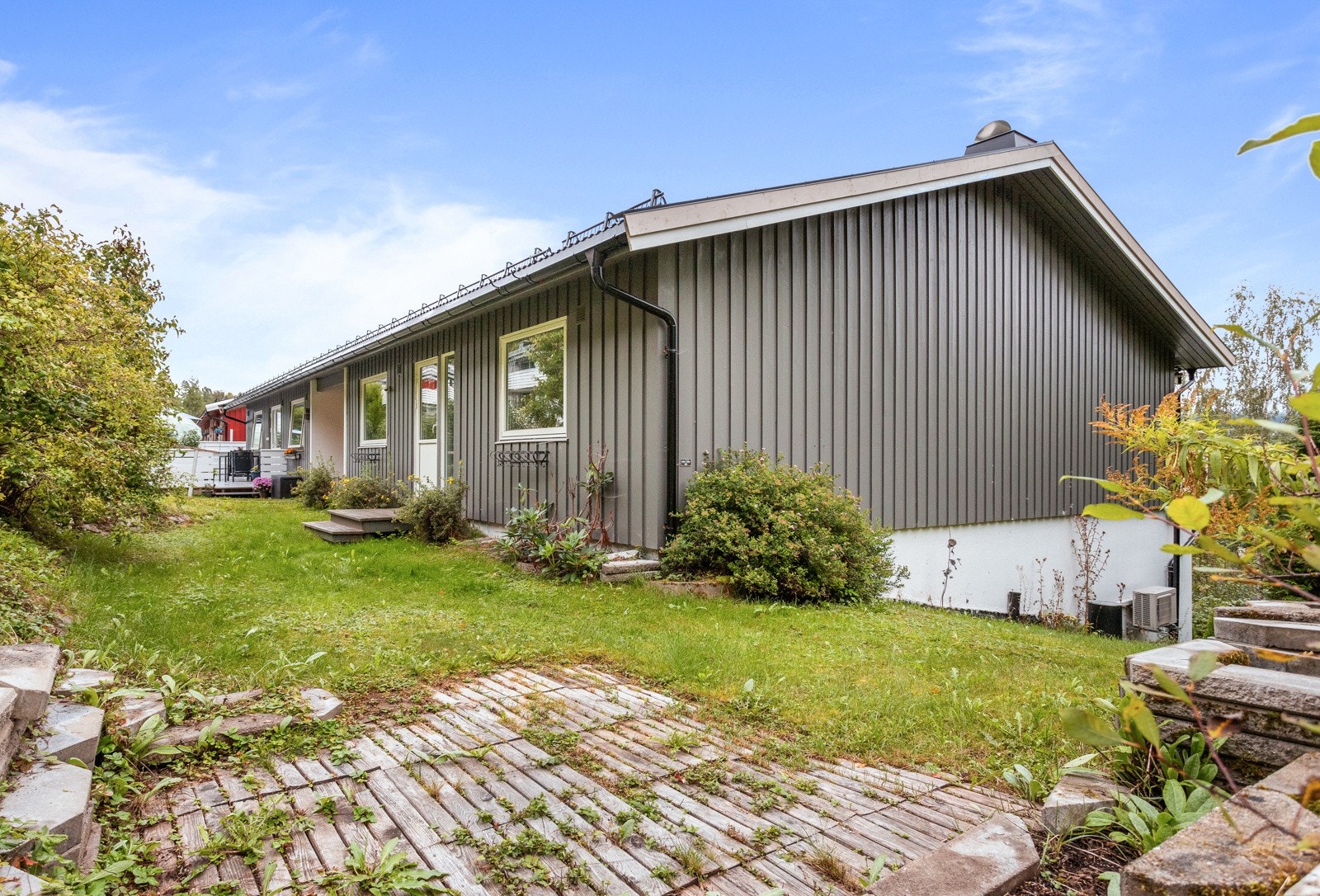 Dette er et barnevennlig område med kort vei til barnehage, barneskole og flott turterreng. Galleribilde