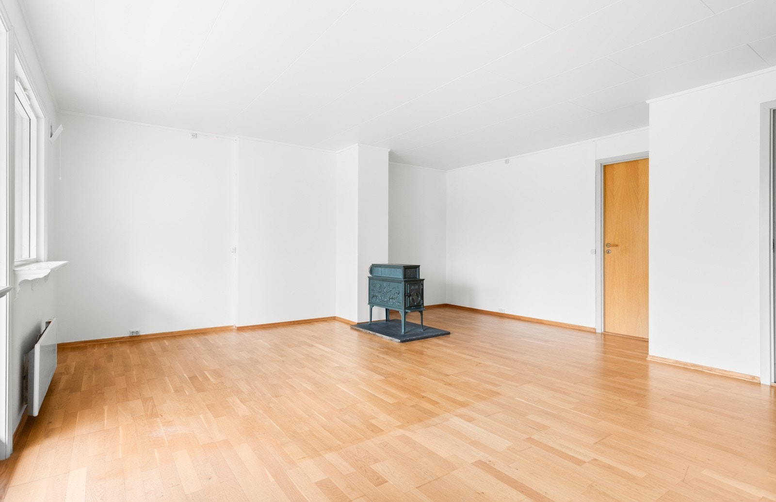 Stuen er romslig og byr på flere møbleringsmuligheter. Galleribilde