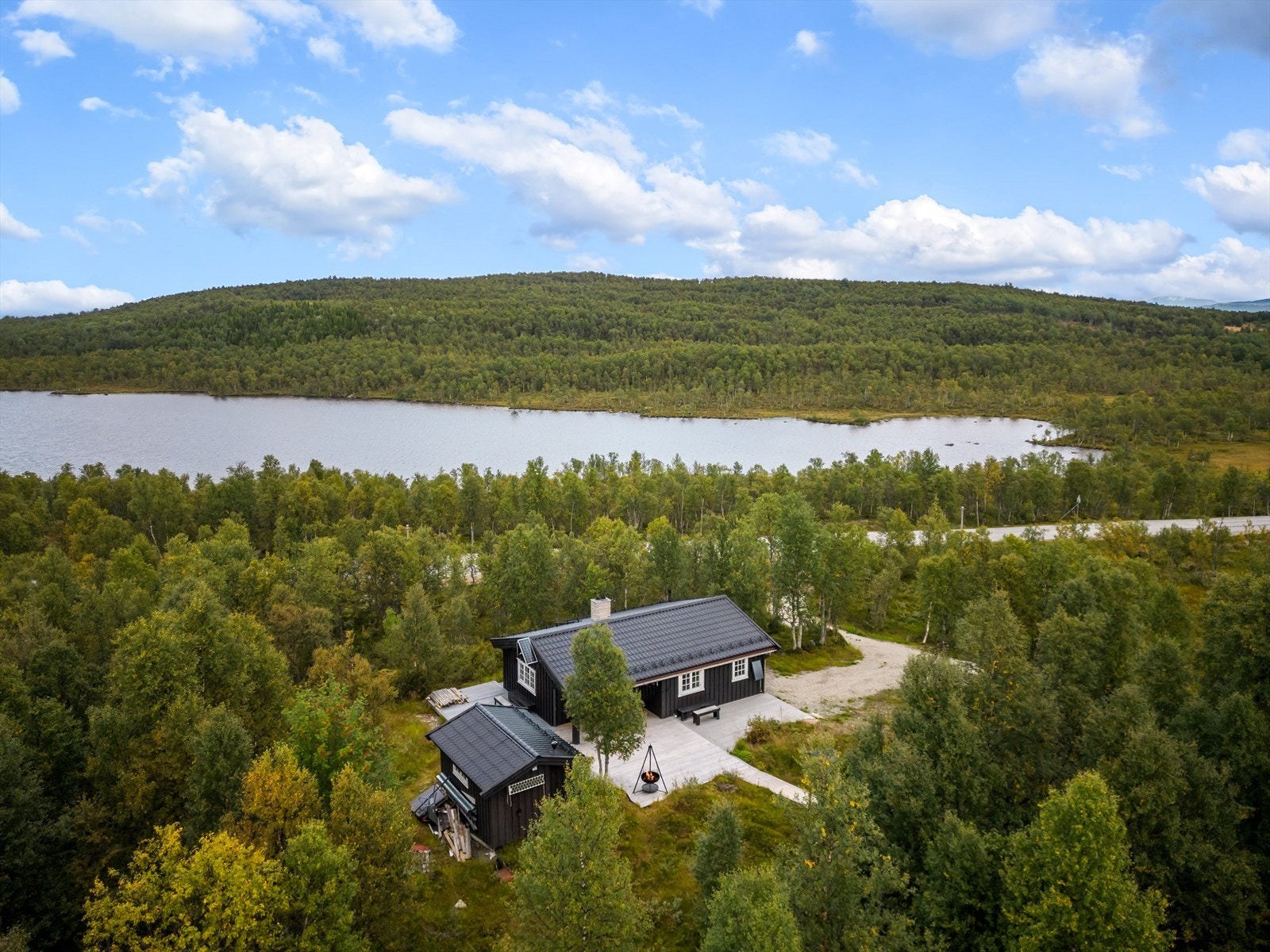 Hytta har adkomst fra Brekkveien, med fin utsikt over vannet Langen Galleribilde