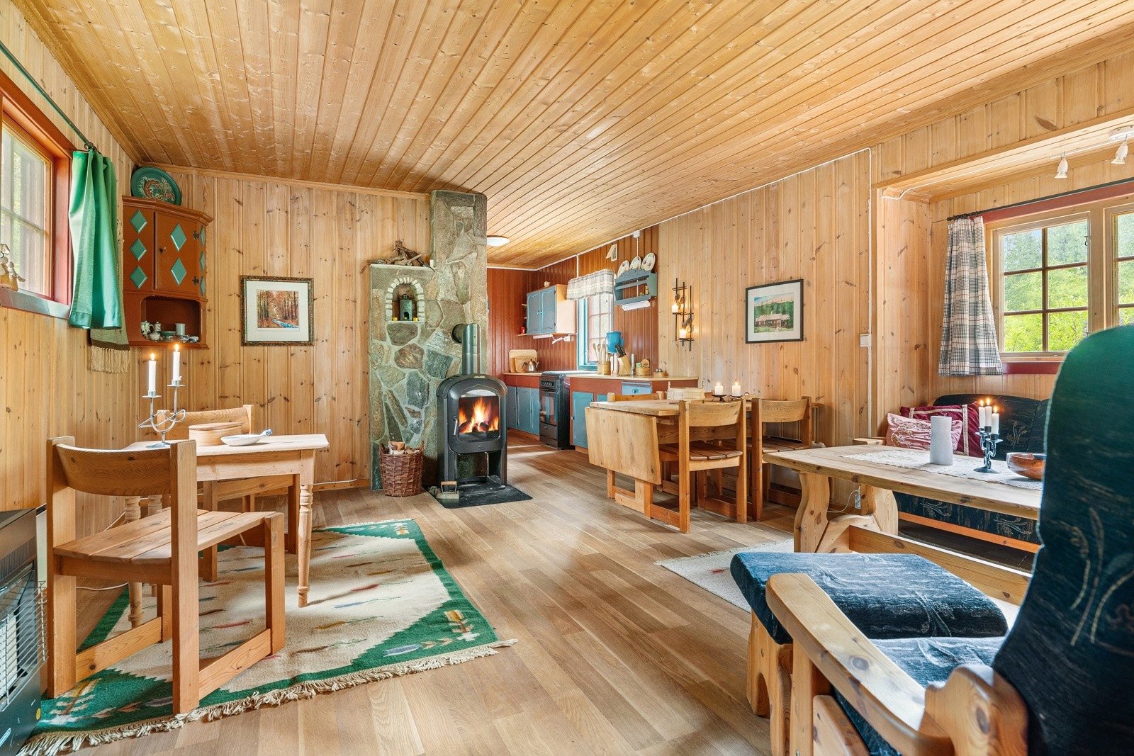 Herlig stue med plass til frokostbord, spisebord og sofakrok. Galleribilde