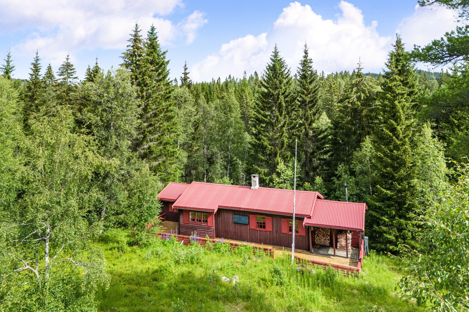 Det er tinglyst adkomstrett inn til eiendommen med videre rett til parkering på festet tomt. Galleribilde