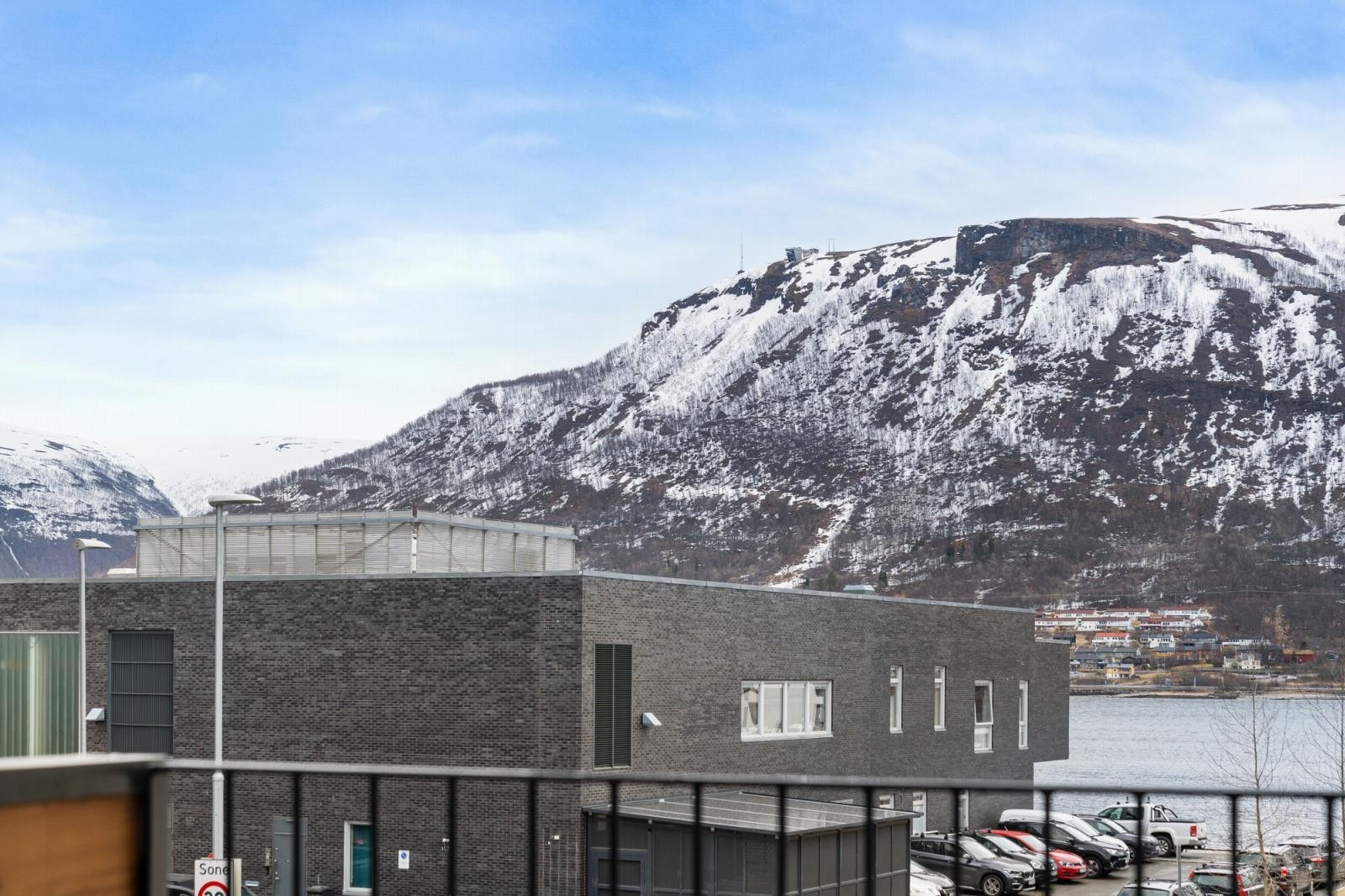 Utsikt mot Tromsdalen og Fjellheisen. Galleribilde