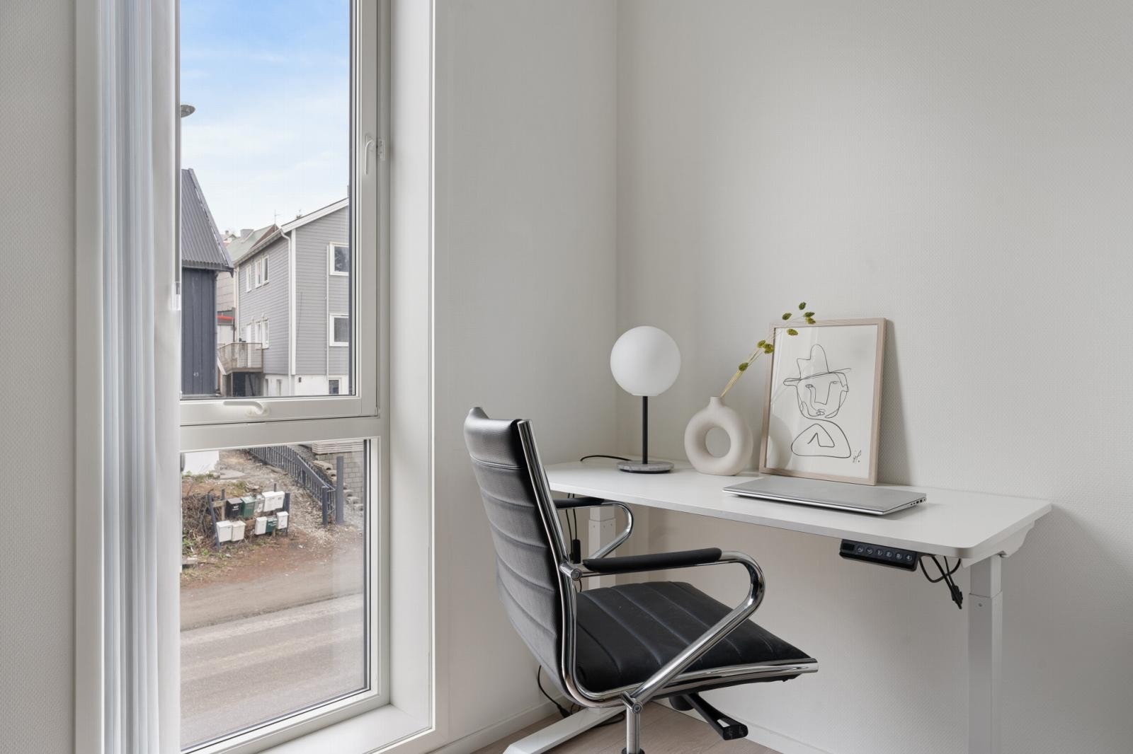 Plass til seng, klesoppbevaring og skrivepult. Galleribilde