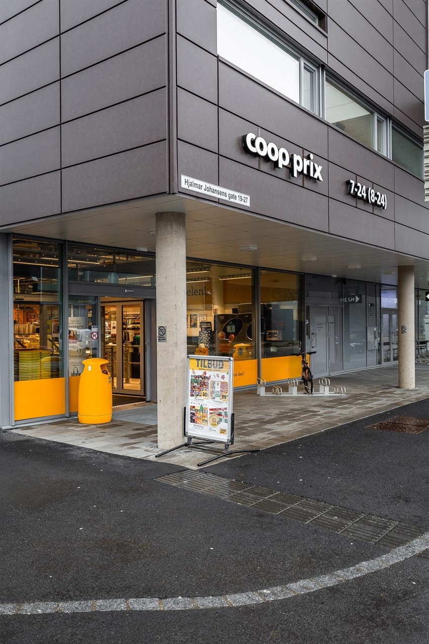 Kort vei til dagligvarebutikk og ca. 5 minutters gange inn til sentrum. Galleribilde