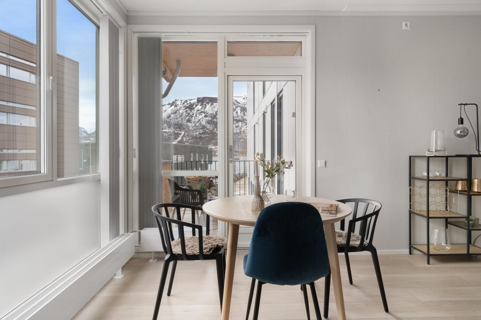 Plass til spisebord i tilknytning til kjøkkenet. Galleribilde