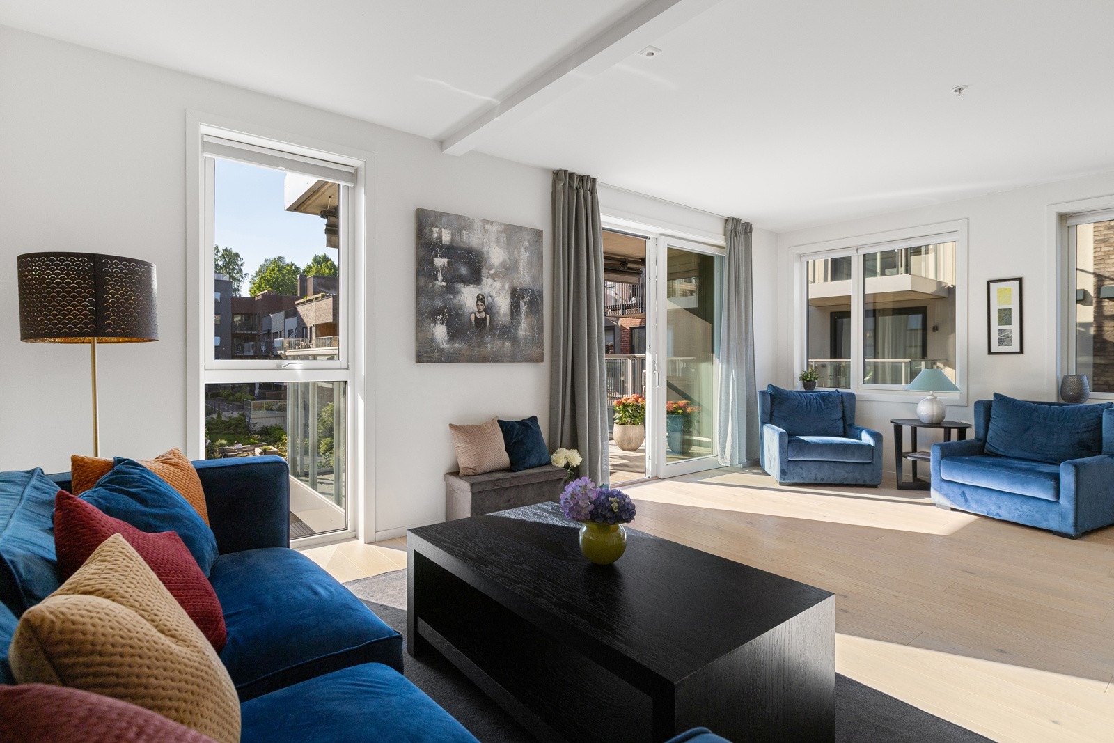 Lys og romslig stue med rikelig naturlig lys inn fra 2 retninger (ende-leilighet). Galleribilde