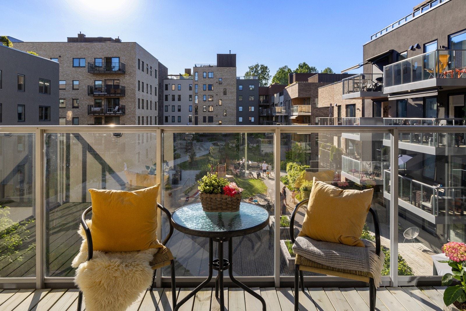 Stor vestvendt terrasse med gode solforhold Galleribilde