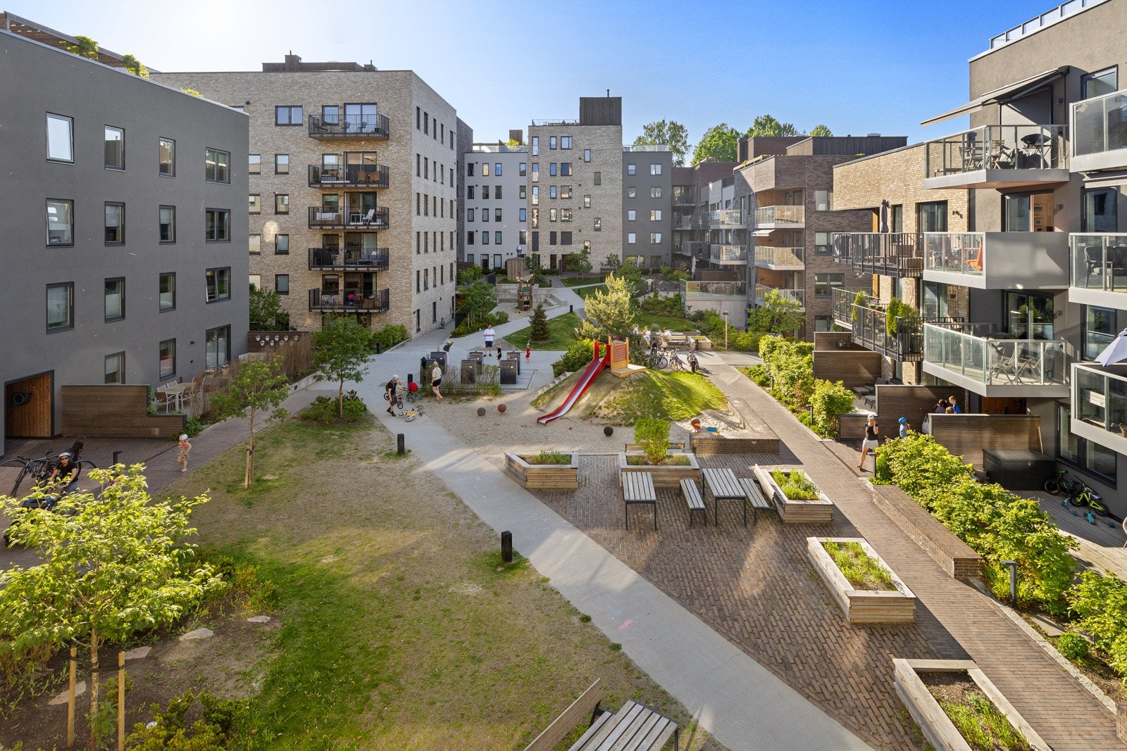 Utsikt balkong mot skjermet gårdsrom. Galleribilde