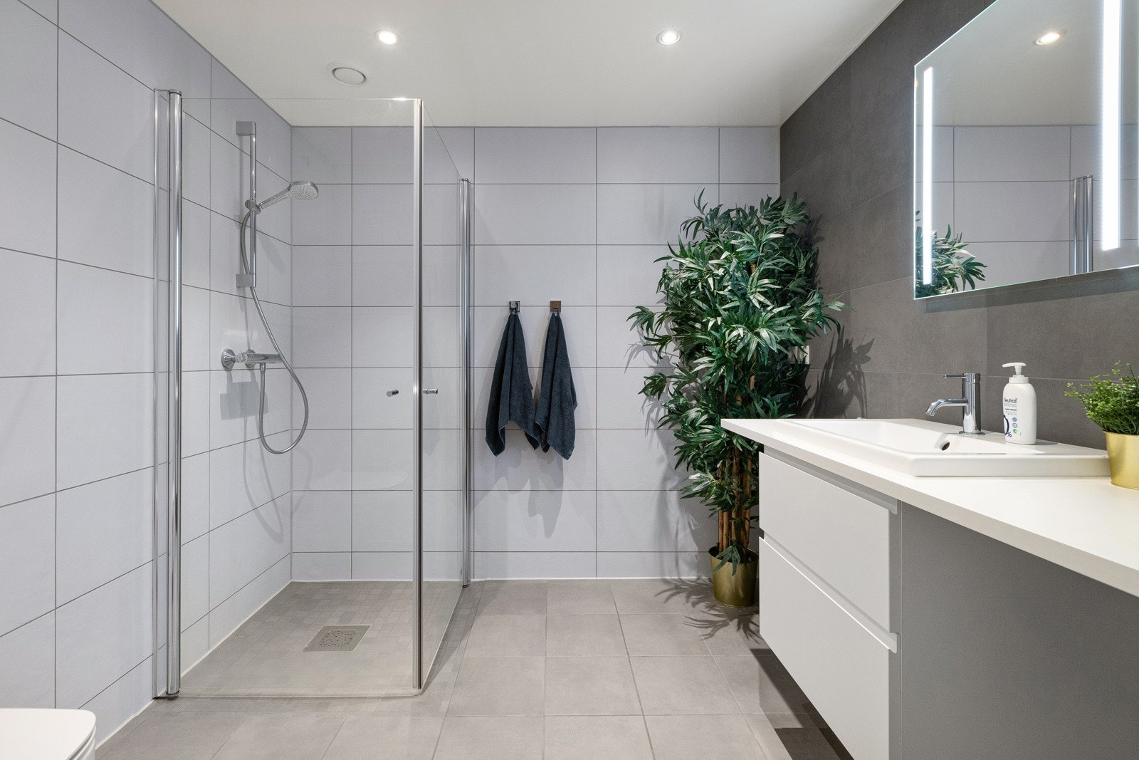 Romslig og delikat bad Galleribilde