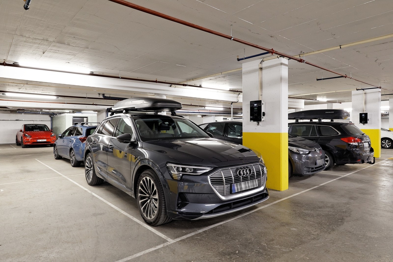 Garasjeplass med elbil-lading Galleribilde