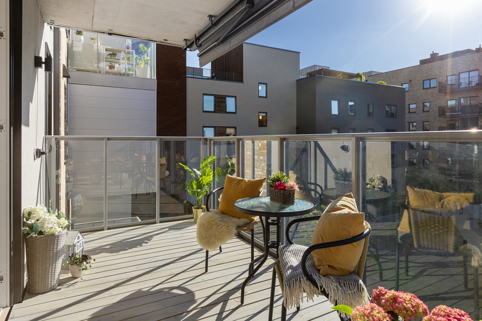 Stor, vestvendt balkong med gode solforhold. Galleribilde