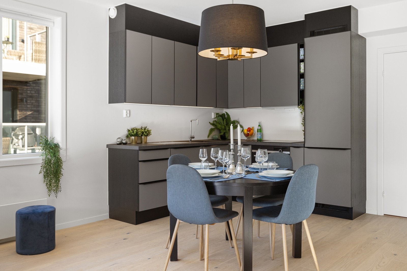 Kjøkkenet har plass for spisebord Galleribilde