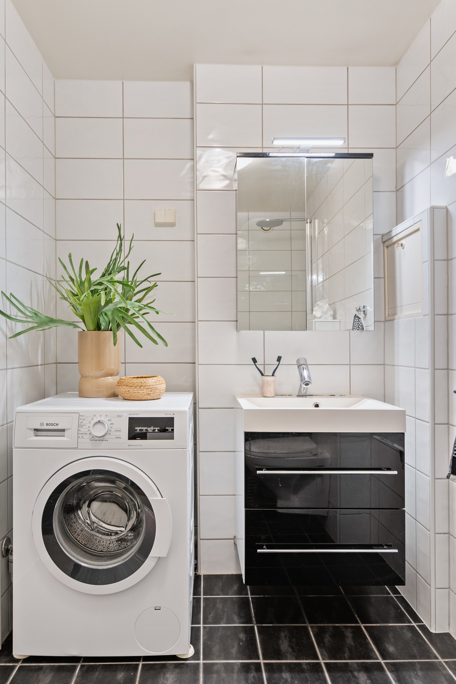 Her er det god plass til både vaskemaskin og tørketrommel. Galleribilde