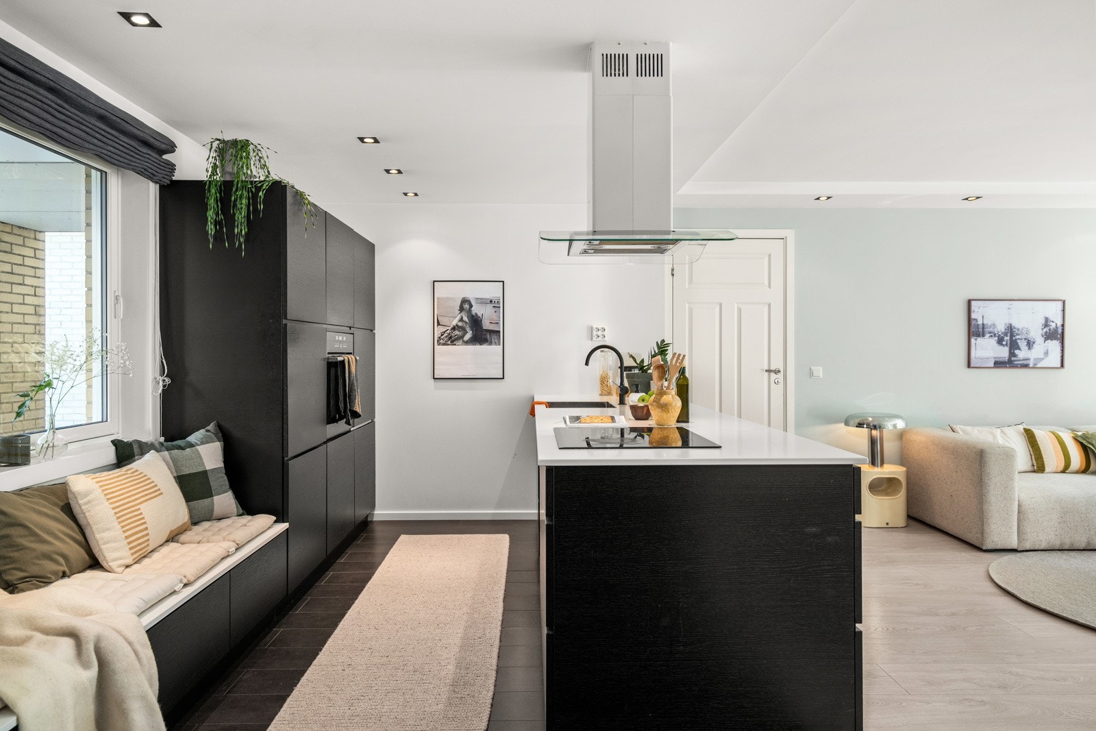 Stekeovnen er praktisk plassert i arbeidshøyde og med platetopp på kjøkkenøya legger det til rette for et sosialt miljø. Galleribilde