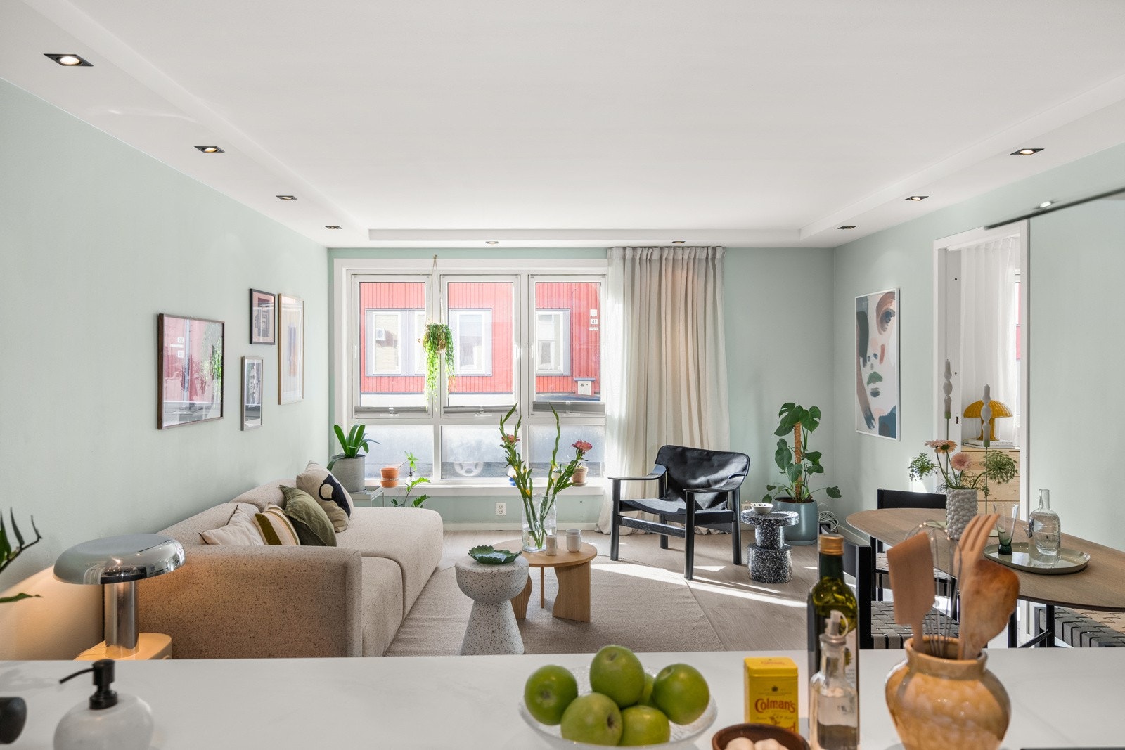 Kjøkkenet byr på rikelig med skap- og benkeplass, og downlights i tak sørger for god belysning. Galleribilde