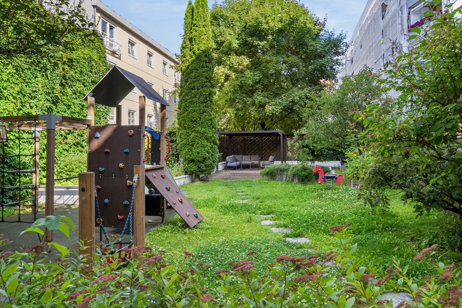 Borettslaget har en meget flott og pent opparbeidet bakgård med lekestativ for barn og pergola med sittegruppe til fri bruk for beboerne. Galleribilde