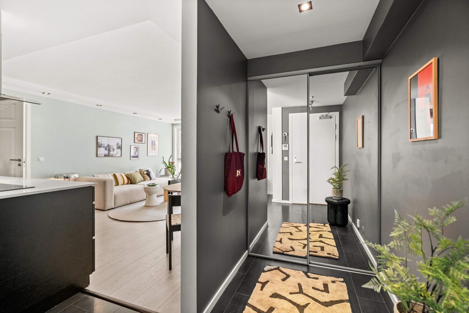Flott og innbydende entré med romslig skyvedørsgarderobe. Galleribilde