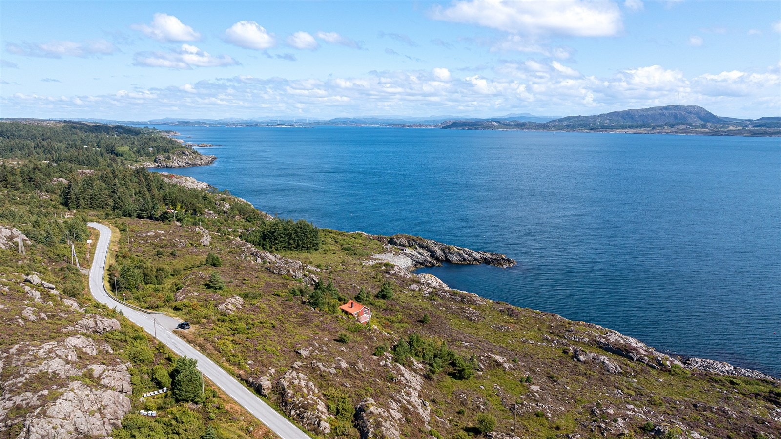 Det ble godkjent å bygge en hytte på eiendommen i 1987, men man må uansett søke på nytt dersom man skal bygge hytte i dag Galleribilde