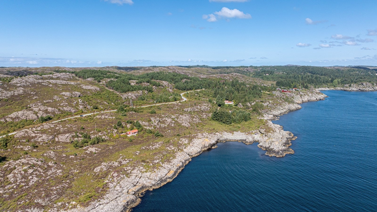 Det er ca 6,5 km til Norges sommerby Skudeneshavn (sentrum) og ca 11,5 km til Kopervik sentrum Galleribilde