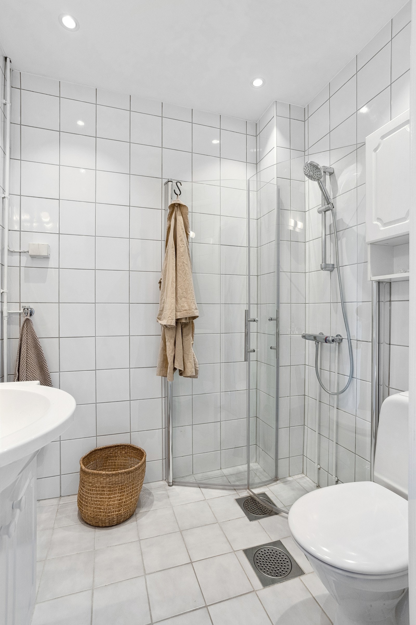 Pent, flislagt bad med varmekabler i gulv. Tak med downlights fra høst -24 Galleribilde