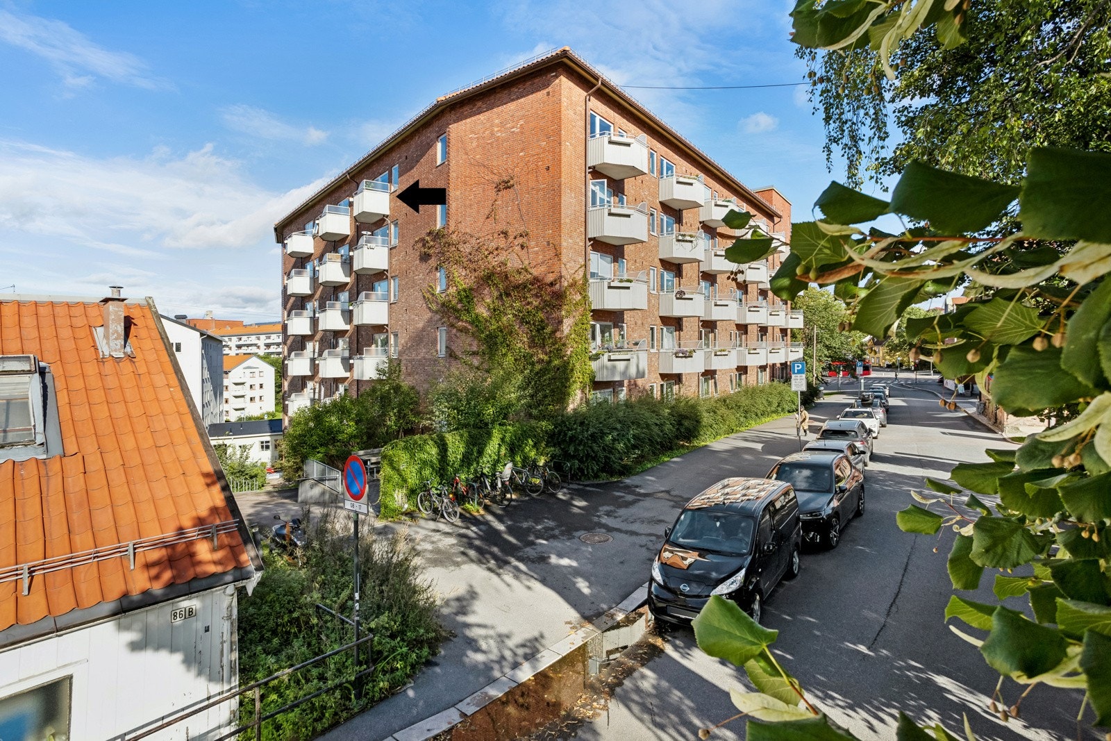 Leiligheten ligger i toppen av bygget med heisadkomst Galleribilde