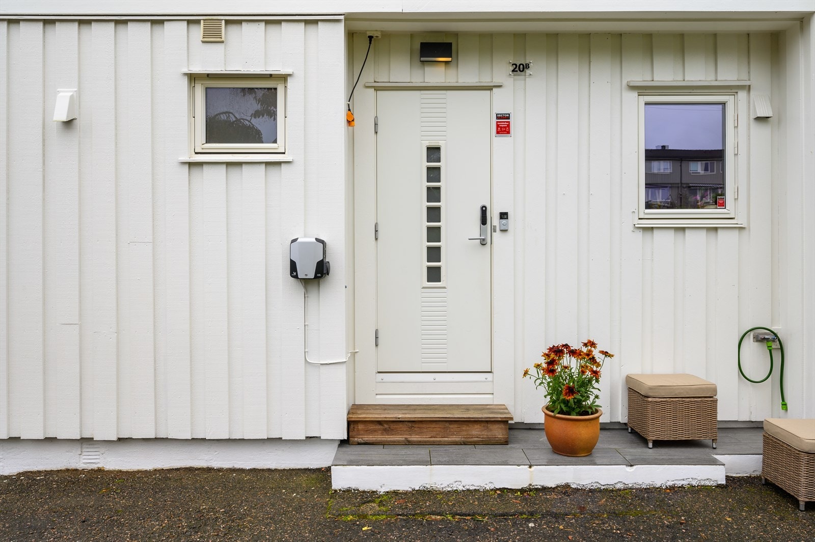 - Parkering rett ved inngangspartiet og elbil-lader på veggen - Galleribilde