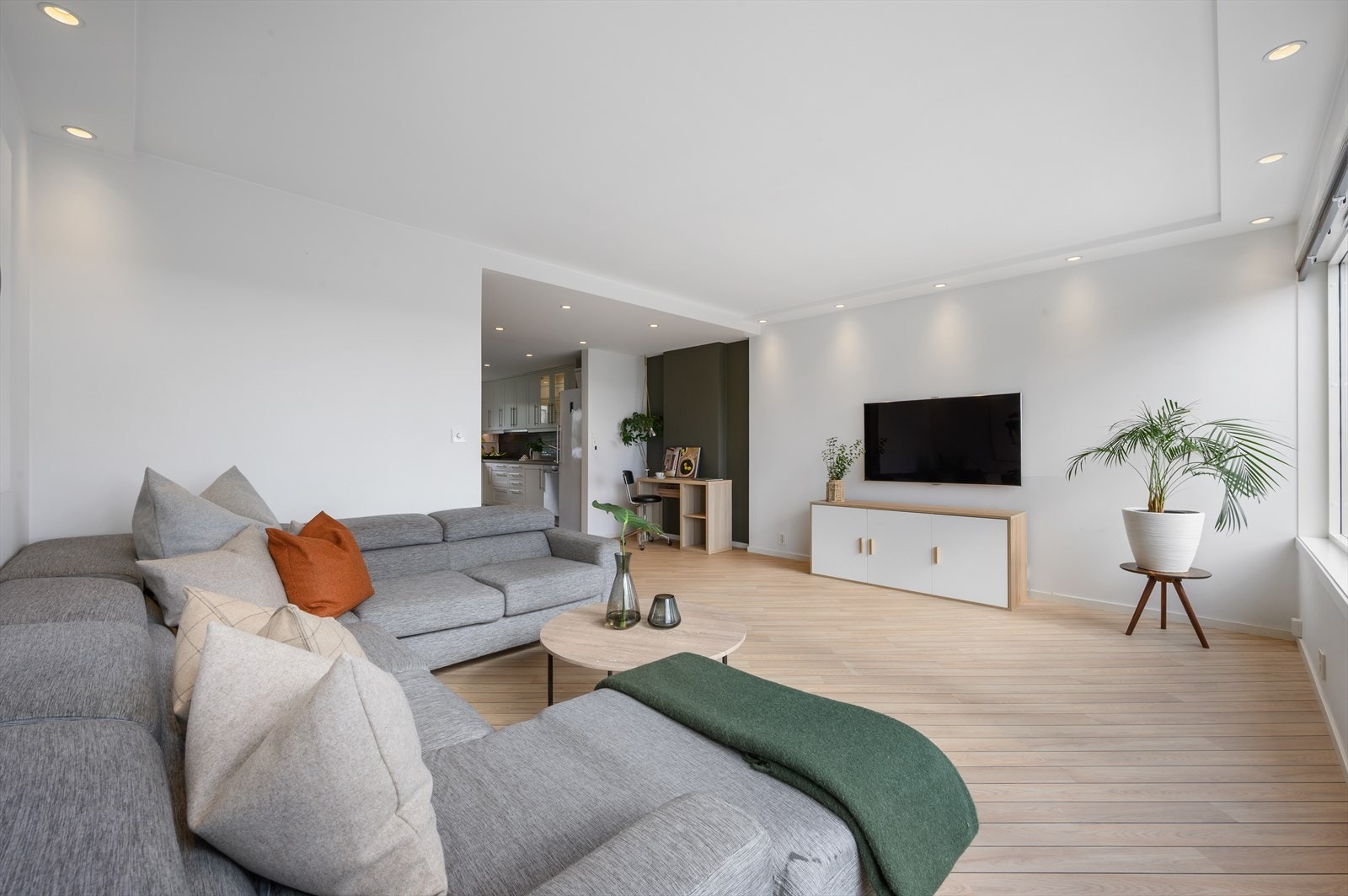 - Stuen måles til 25m² og oppleves svært romslig - Galleribilde