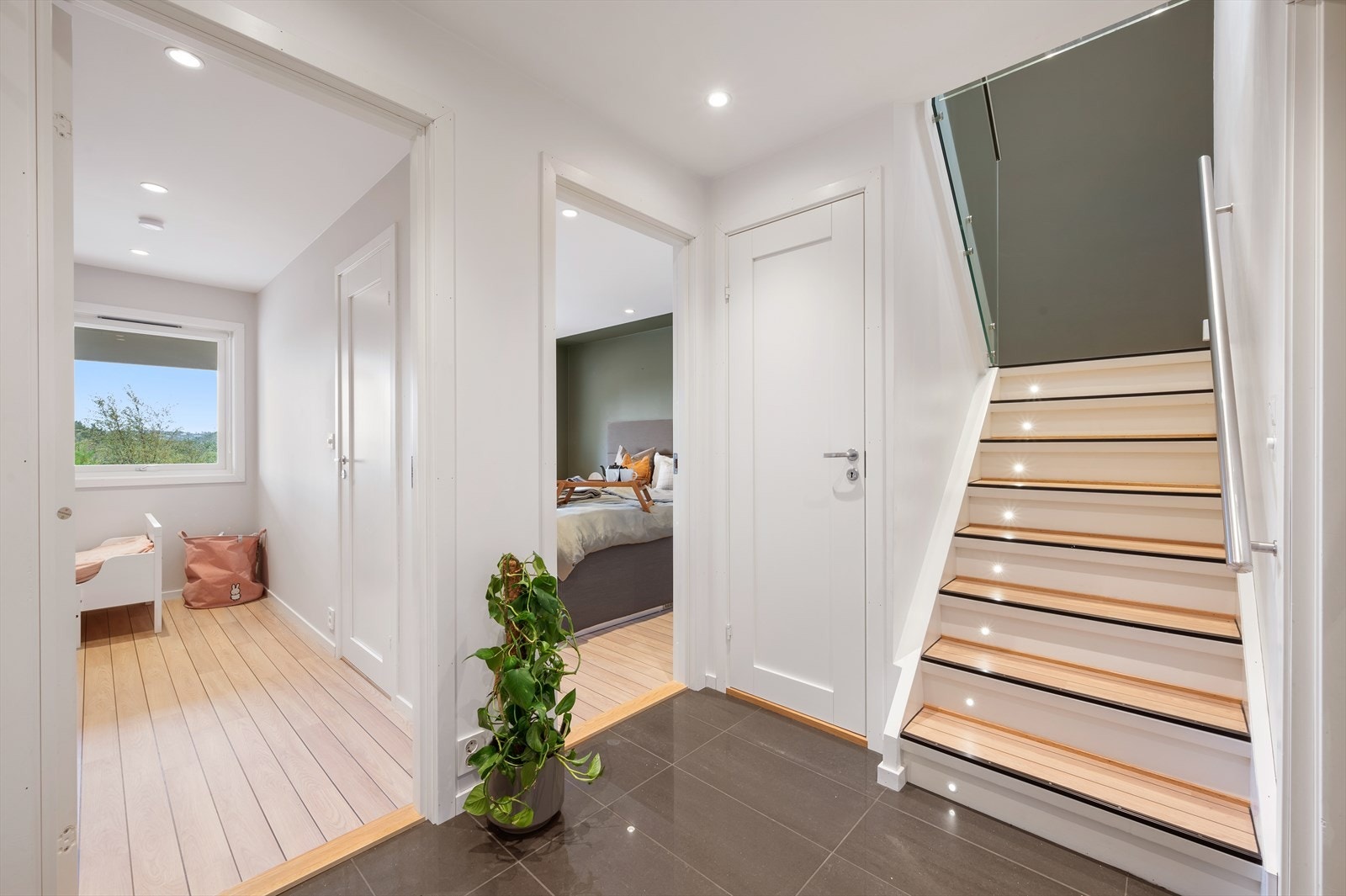- Vi beveger oss ned i 1. etasje. Legg også merke til downlights i trapp og bod under trapp - Galleribilde