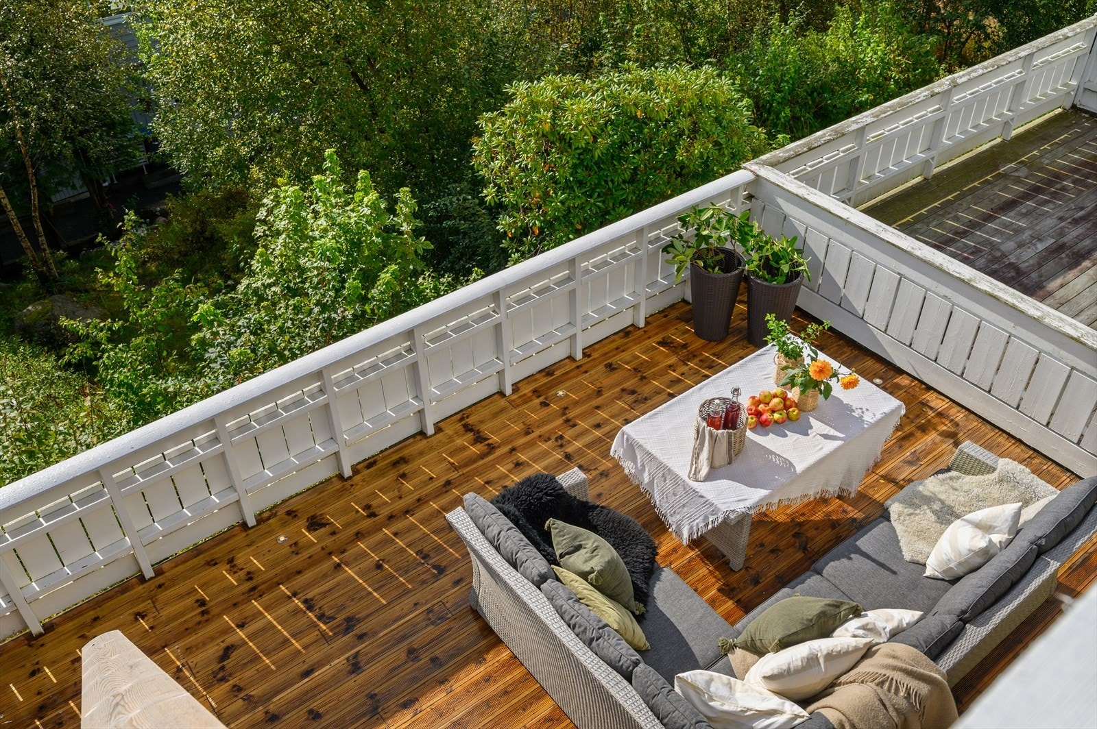 - Terrassen strekker seg utover et areal på 37,9m² (!) - Galleribilde