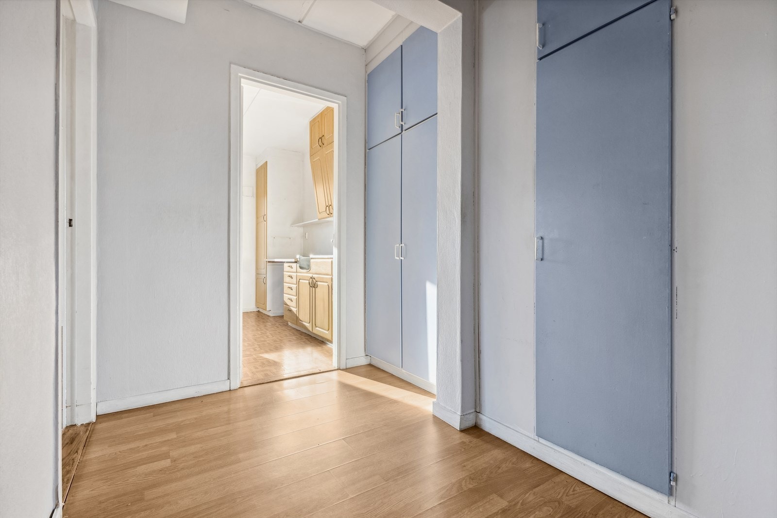 Entre med innebygget skap plass. Galleribilde