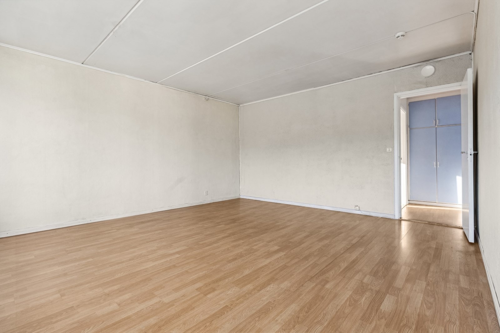 Stuen er av god størrelse med utgang til innglasset balkong. Galleribilde